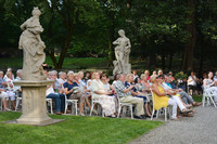 goście w parku podczas koncertu