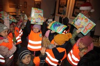 dzieci trzymające w rękach książeczki i kolorowanki