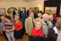 ludzie oglądający wystawę