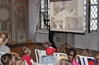 dzieci oglądające prezentacje podczas warsztatów