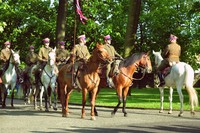 grupa rekonstrukcyjna na koniach wjeżdżająca do pałacu