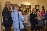 goście oglądający wystawę