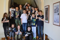 wszyscy uczestnicy zajęć stojący w holu głównym pałacu mieroszewskich, trzymają w rękach swoje prace