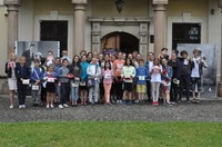 wszyscy goście stojący w grupie przed pałacem mieroszewskich