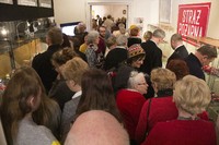 Goście oglądający wystawę