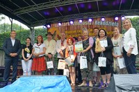 wszyscy nagrodzeni rękodzielnicy na scenie jarmarku