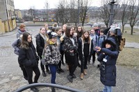 uczestnicy podczas lekcji terenowej