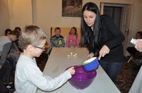 w trakcie lecki polewanie wosku przez dziurkę od klucza