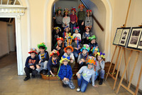 wszyscy uczestnicy warsztatów, stojący w holu głównym pałacu ze swoimi pracami (kapeluszami)