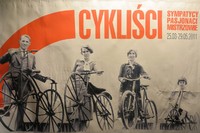 zdjęcie stare ludzi na rowerach z tytułem wystawy