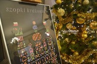 plakat szopek krakowskich, w tle choinka