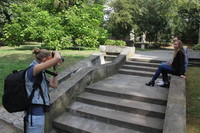 fotograf robi zdjęcie parze zwycięskiej, w tle Pałac Mieroszewskich