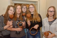 młodzież na zajęciach trzymająca swoje prace