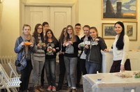 uczestnicy warsztatow wraz ze swoimi pracami