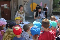 pracownik muzeum podczas zabawy z dziećmi