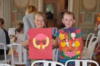 dzieci ze swoimi pracami