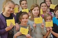 Zdjęcie dzieci z indeksami