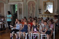 dzieci słuchające prelekcji dotyczącej tematu warsztatów