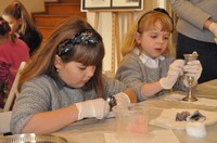 dwie dziewczynki pracujące podczas warsztatów