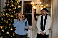 aleksander żywiecki z kuratorem wystawy w pałacu mieroszewskich