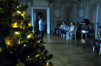 zdjęcia fragmentu choinki i słuchaczy wykładu w sali wodzów antycznych pałacu mieroszewskich