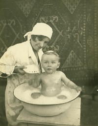zdjęcie kobiety myjącej dziecko