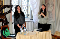 prelegentki stojące w sali głównej pałacu