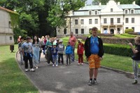 grupa dzieci na wakacyjnych warsztatach