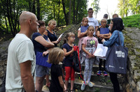 grupa uczestnicząca w zajęciach na schodach przy cmentarzu