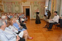 zdjęcie przedstwia koncert w sali głównej pałacu