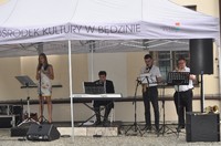 zdjęcie sceny z muzykami podczas koncertu