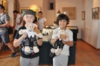 dzieci trzymające misie na wystawie w zamku