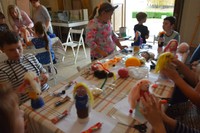 dzieci biorace udził w zaj eciach, które tworza lalki z plasikowych butelek