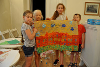 dzieci stoją ze swoją praca podczas warsztatów