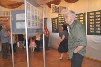 gość muzeum zwiedzający wystawę