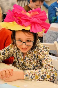 dziecko podczas zajeć w nałożonym na głowie kapeluszu wykonanym własnoręcznie