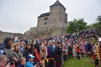 widok zamku oraz tłum ludzi przy turnieju rycerskim