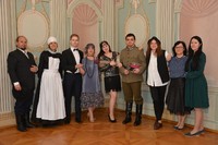 wspólne zdjęcie pracowników muzeum zagłebia którzy uczestniczyli w przedstawieniu