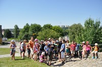 zdjęcie z poprzednich edycji przedstawiające dzieci przez zamkiem