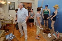 kilka osób oglądających wystawę "Dawne plażowanie"