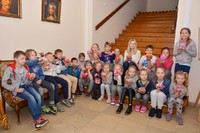 wzyscy uczestnicy zajęć stoja w pałacu wraz ze swoimi koszyczkami