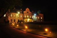 zdjęcie pałacu mieroszewskich nocą