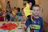 chłopiec z wykonanym własnoręcznie kogucikiem