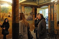 ludzie  biorący udział w zwiedzaniu