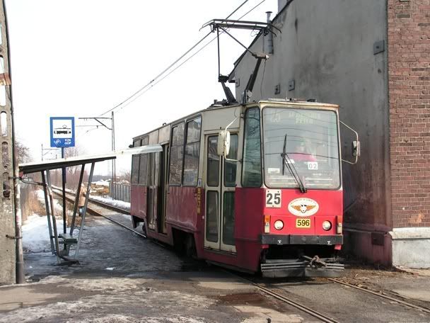 Czerwony tranwaj nr 25 nie istniejącej już linii.